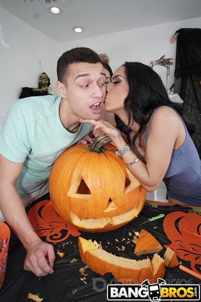Tia Cyrus Swalloween Treat FullHD 1080p